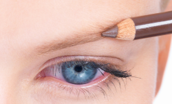 Brauenlift / Augenbrauen anheben mit Botox